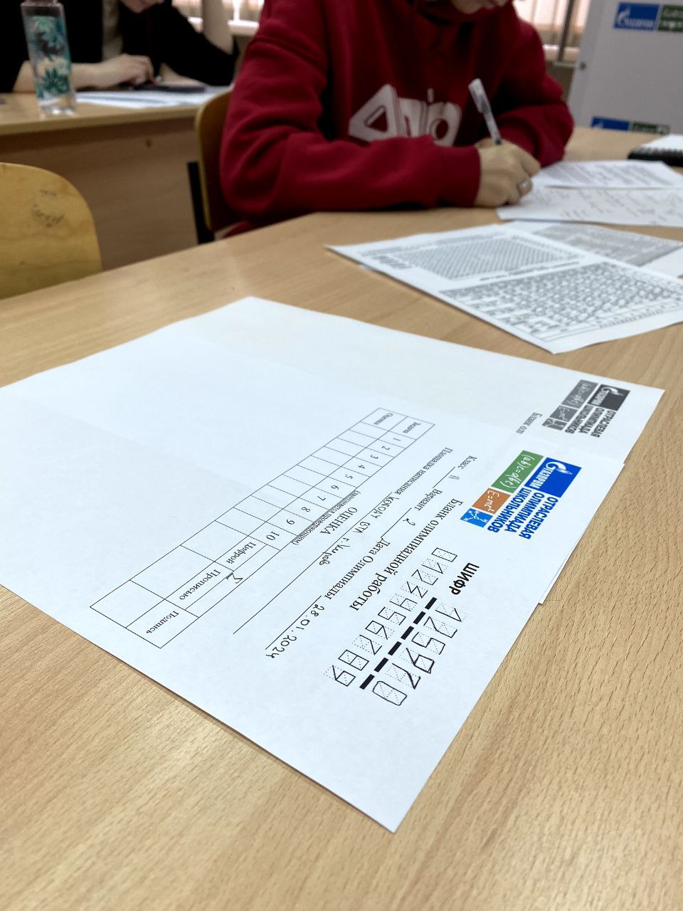 Школьник с телефоном. В школьной олимпиаде участвовало 75 человек. В школьной олимпиаде участвовало 75 человек. Областная олимпиада по физике пенза дата. Школьники 9-11 классов.